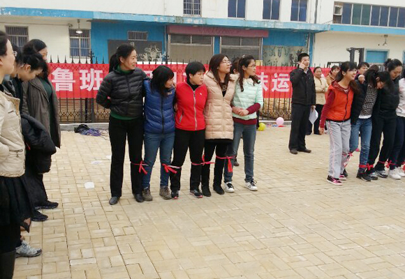 2014年3月7日，公司全體女職工以昂揚(yáng)的斗志，飽滿的精神狀態(tài)，參加了金魯班集團(tuán)組織的第一屆趣味運(yùn)動(dòng)會(huì)，并參與了跳繩、拔河、踢毽子等7個(gè)項(xiàng)目的比賽，包攬了踢毽子前三名的傲人戰(zhàn)績，拔河獲第二名。