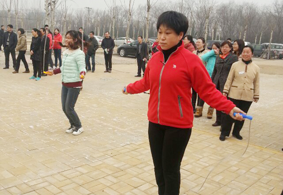2014年3月7日，公司全體女職工以昂揚(yáng)的斗志，飽滿的精神狀態(tài)，參加了金魯班集團(tuán)組織的第一屆趣味運(yùn)動(dòng)會(huì)，并參與了跳繩、拔河、踢毽子等7個(gè)項(xiàng)目的比賽，包攬了踢毽子前三名的傲人戰(zhàn)績，拔河獲第二名。