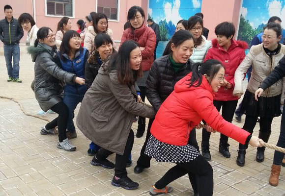 2014年3月7日，公司全體女職工以昂揚(yáng)的斗志，飽滿的精神狀態(tài)，參加了金魯班集團(tuán)組織的第一屆趣味運(yùn)動(dòng)會(huì)，并參與了跳繩、拔河、踢毽子等7個(gè)項(xiàng)目的比賽，包攬了踢毽子前三名的傲人戰(zhàn)績，拔河獲第二名。